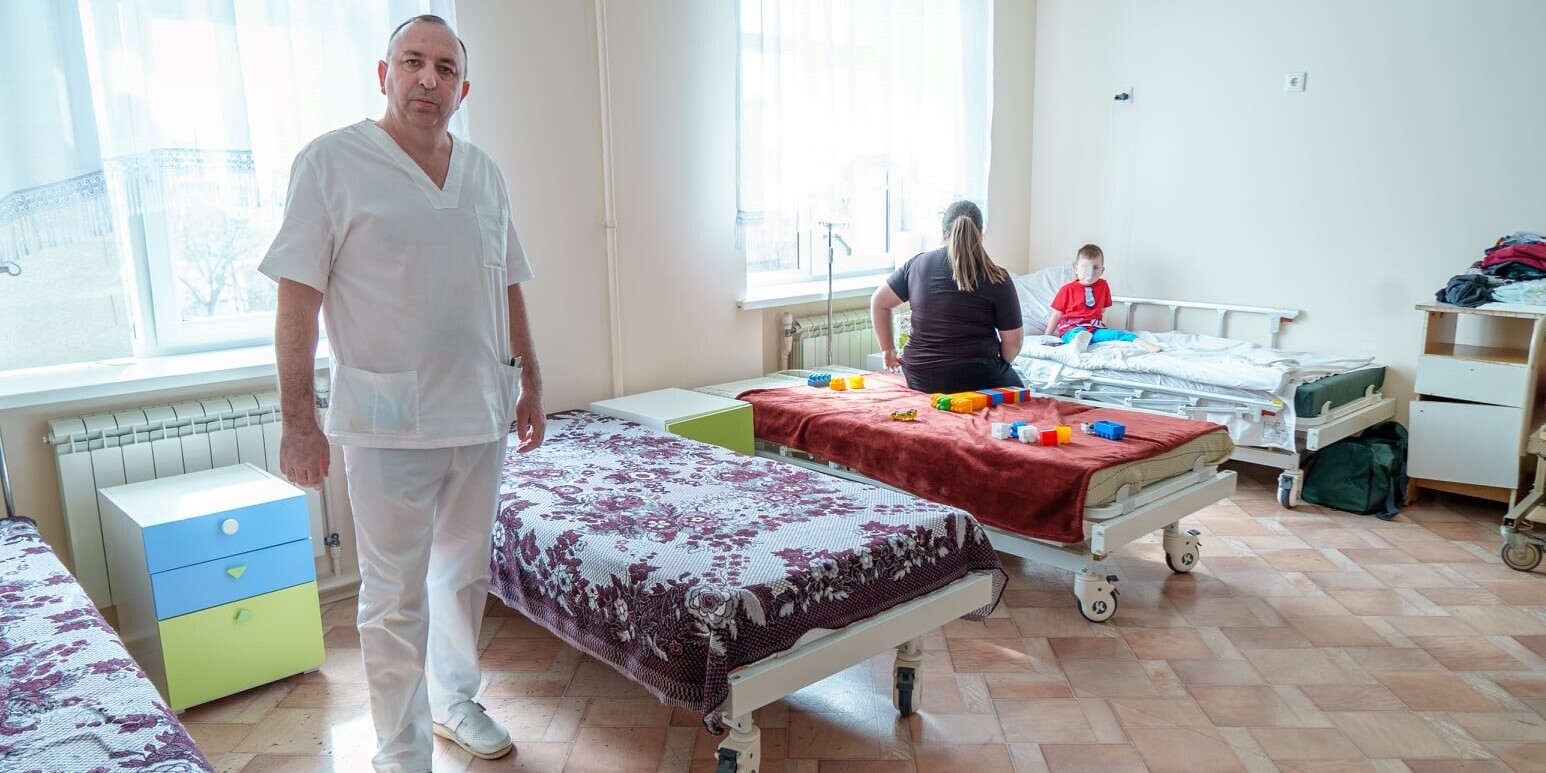 Klinikleiter Dr. Aurel Rosca mit den gelieferten Kinderbetten für das Krankenhaus in Czernowitz Klinikleiter Dr. Aurel Rosca mit den gelieferten Kinderbetten für das Krankenhaus in Czernowitz
