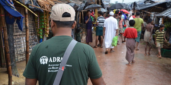 Ein Helfer von ADRA in einem Flüchtlingscamp in Bangladesch
