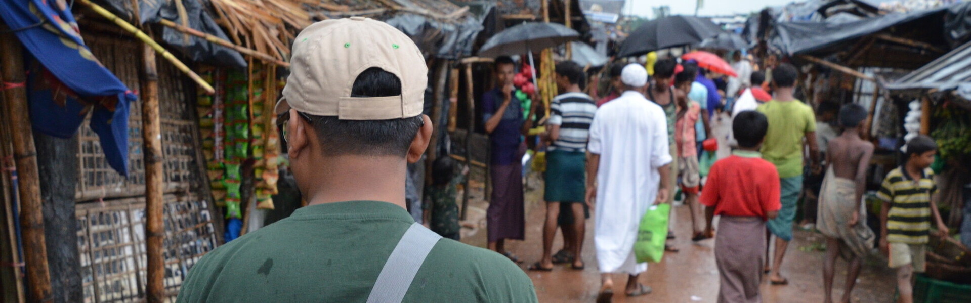 Ein Helfer von ADRA in einem Flüchtlingscamp in Bangladesch