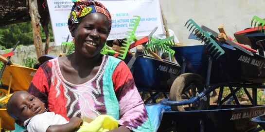 Eine Frau mit Kind in Mali