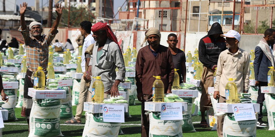 Männer im Jemen bei einer Lebensmittelverteilung