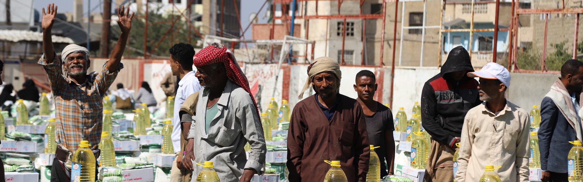 Männer im Jemen bei einer Lebensmittelverteilung