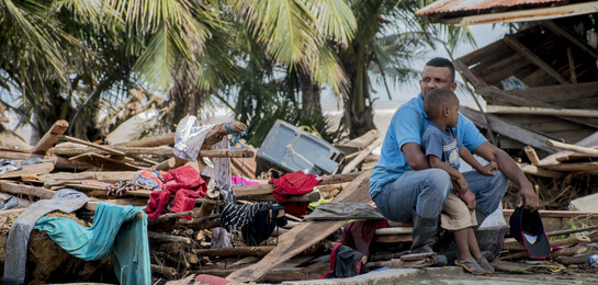 Vater und Sohn betrachten die Schäden nach Hurrikan Irma