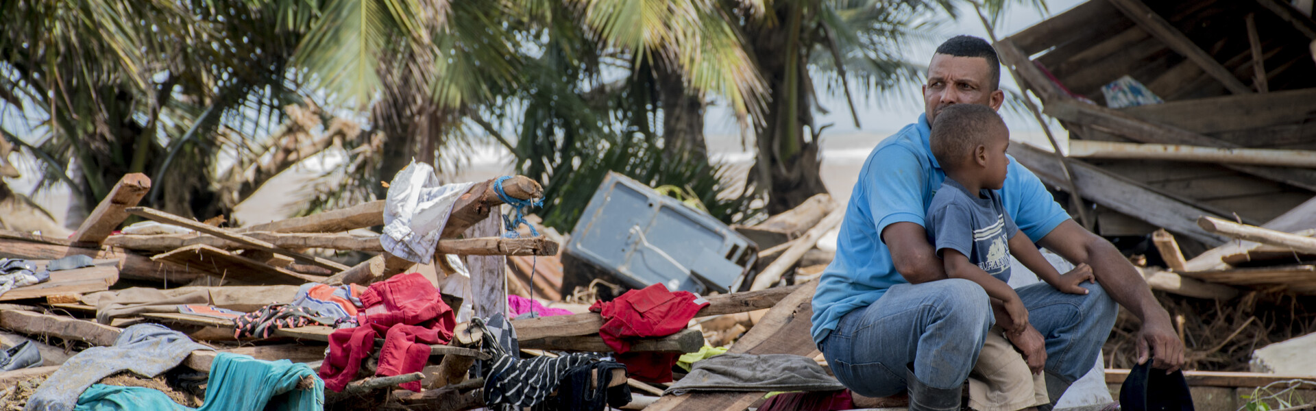 Vater und Sohn betrachten die Schäden nach Hurrikan Irma