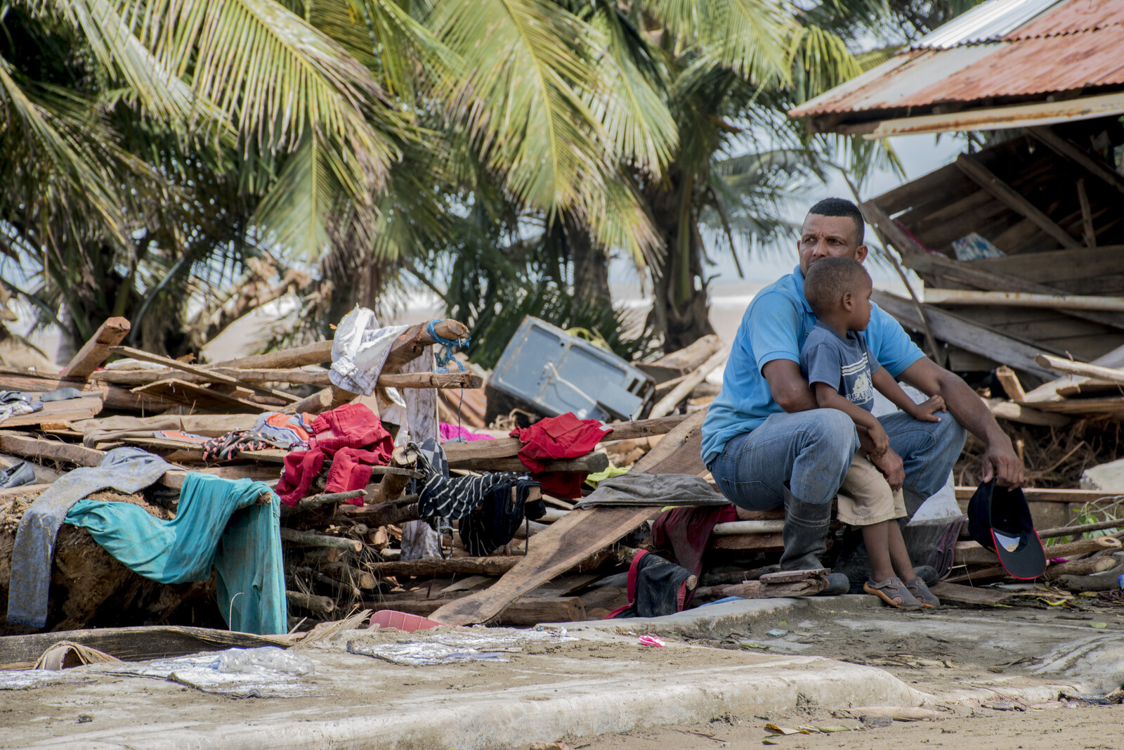 Vater und Sohn betrachten die Schäden nach Hurrikan Irma