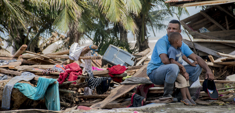 Vater und Sohn betrachten die Schäden nach Hurrikan Irma Vater und Sohn betrachten die Schäden nach Hurrikan Irma