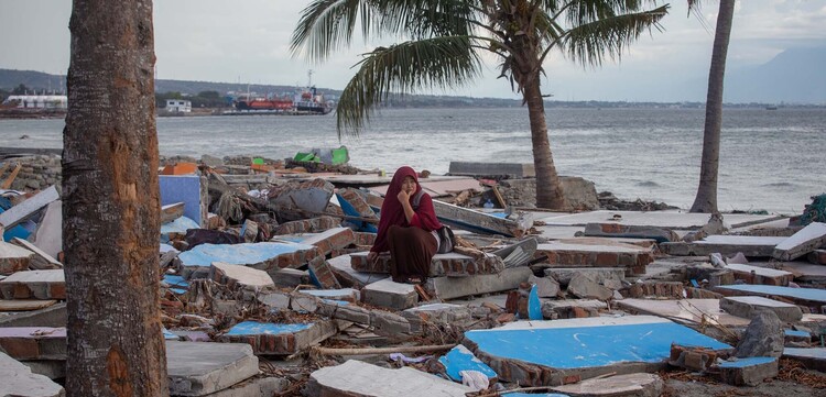 Nach dem Tsunami in Indonesien: eine Frau inmitten von Trümmern Nach dem Tsunami in Indonesien: eine Frau inmitten von Trümmern