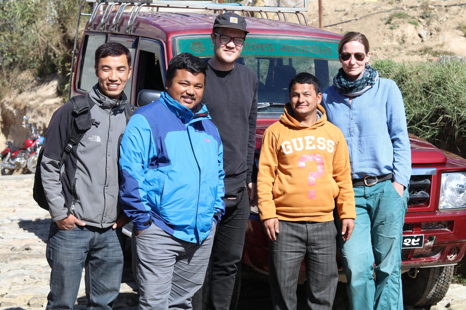 Adrian Breda zusammen mit Nepalesen während seiner Reise.