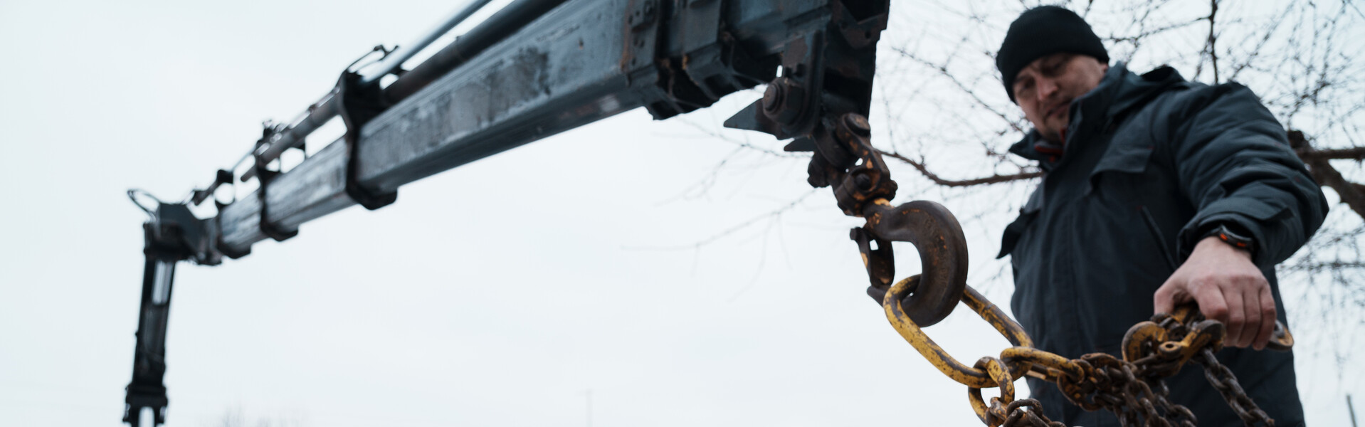 Die Johanniter und ihre Partner ermöglichen den Menschen in der Ukraine mit der Lieferung von Feuerholz und Dämmmaterialien Schutz vor der Winterkälte