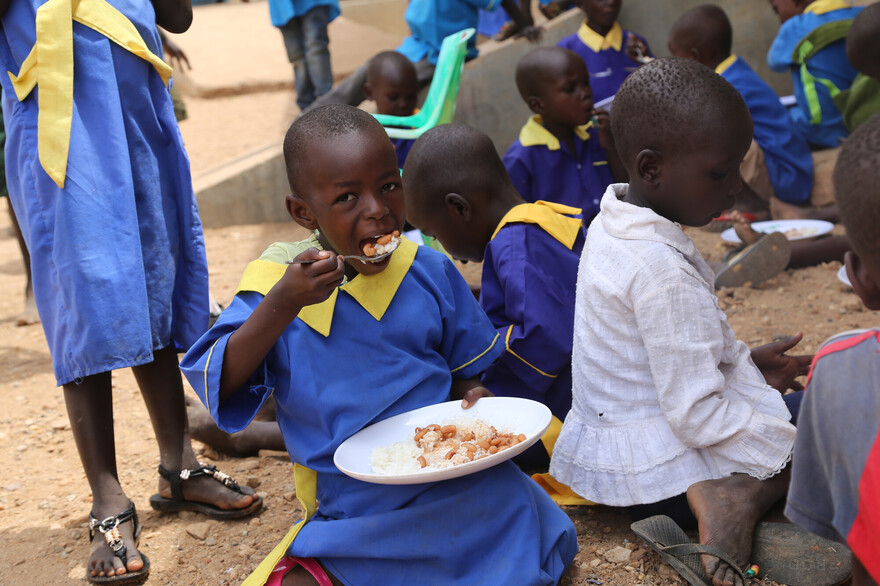Ein Schulkind im Südsudan in Afrika beim Essen Ein Schulkind im Südsudan in Afrika beim Essen