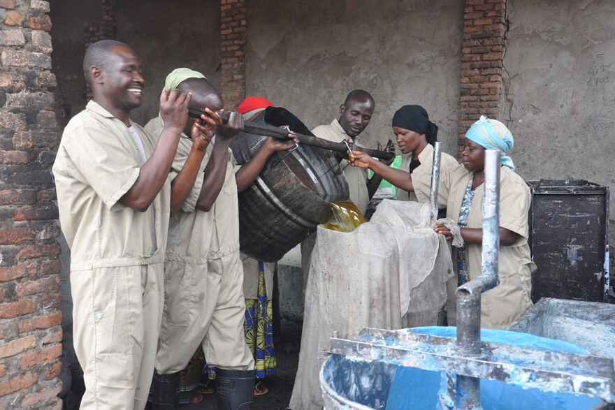 Seifenherstellung in Burundi als Teil eines Hilfsprojekts von SODI