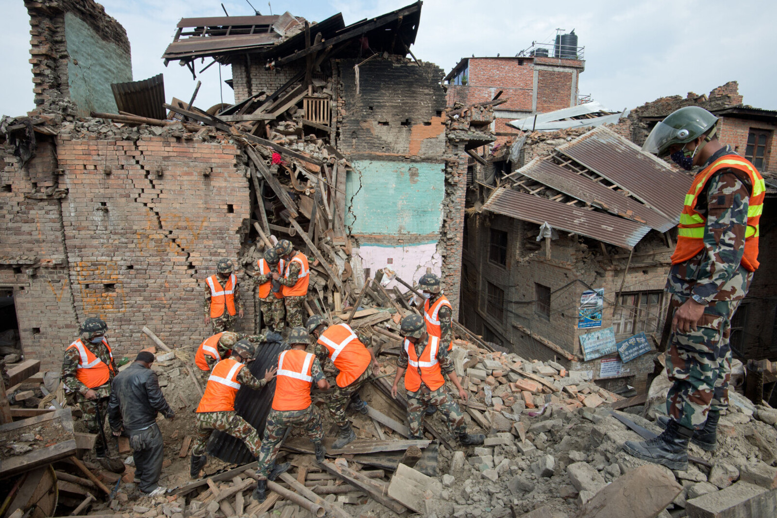 Nach dem schweren Erdbeben in Nepal suchen Helfer unter den Trümmern nach Überlebenden