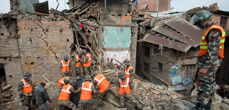 Nach dem schweren Erdbeben in Nepal suchen Helfer unter den Trümmern nach Überlebenden Nach dem schweren Erdbeben in Nepal suchen Helfer unter den Trümmern nach Überlebenden