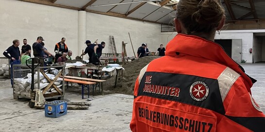 Eine Einsatzkraft der Johanniter in Süddeutschland