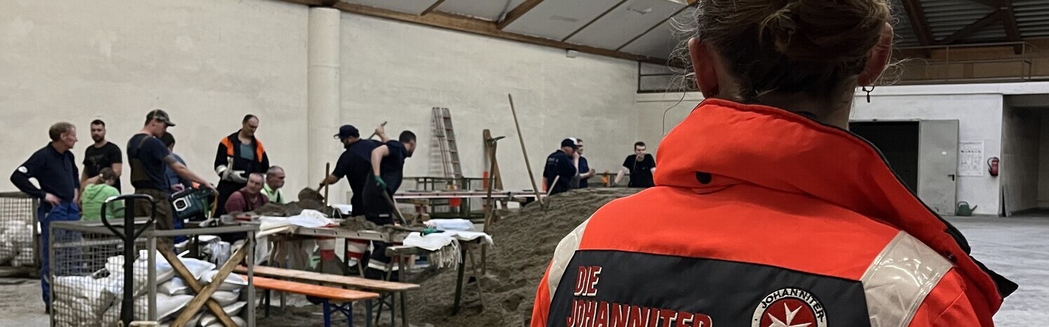 Eine Einsatzkraft der Johanniter in Süddeutschland