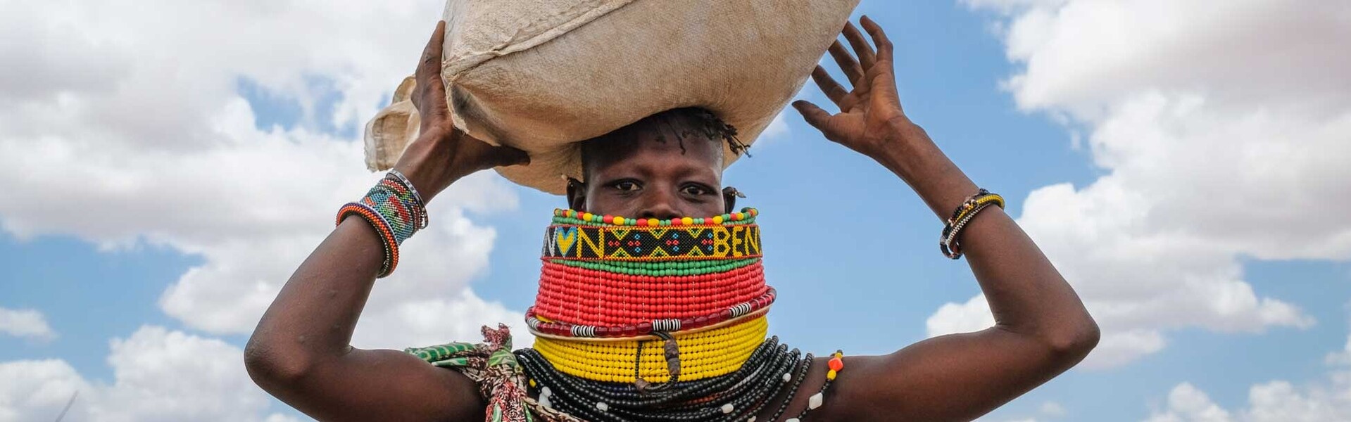 Eine Frau in Kenia hat Mais, Bohnen und Öl erhalten
