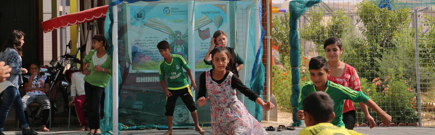 Kinder spielen in einem Kinderzentrum im Irak.