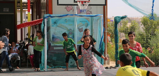 Kinder spielen in einem Kinderzentrum im Irak.