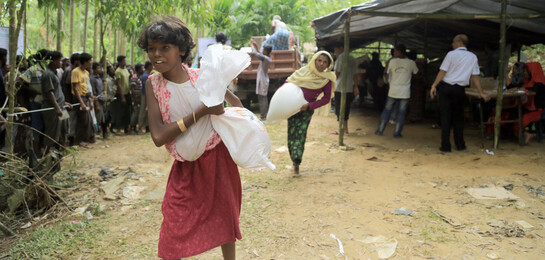 Flüchtlinge erhalten Lebensmittel von World Vision