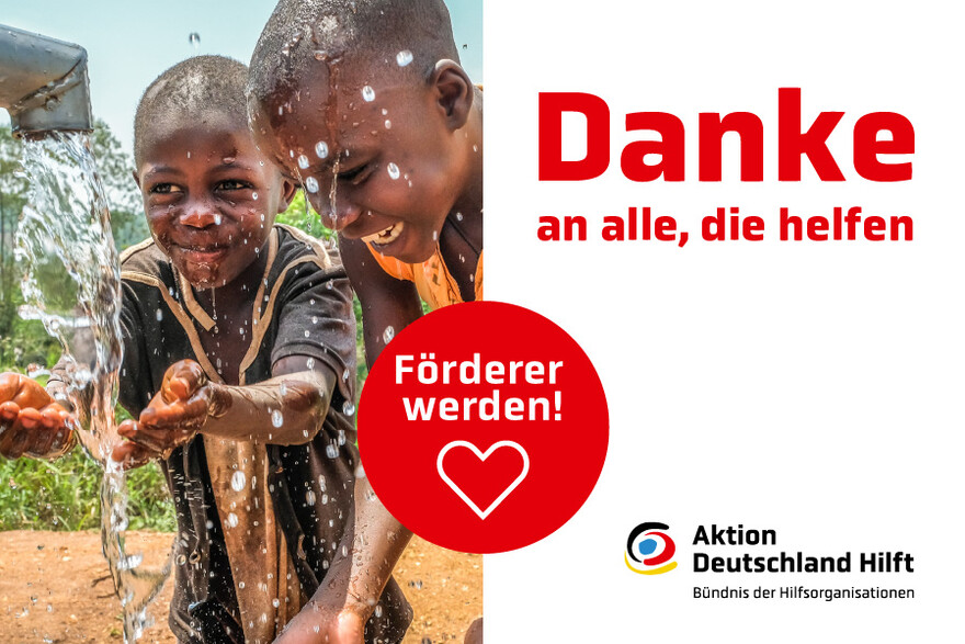 Zwei Kinder, an einer Wasserstelle. Dazu der Text Danke, an alle, die helfen. Fördermitglied werden.