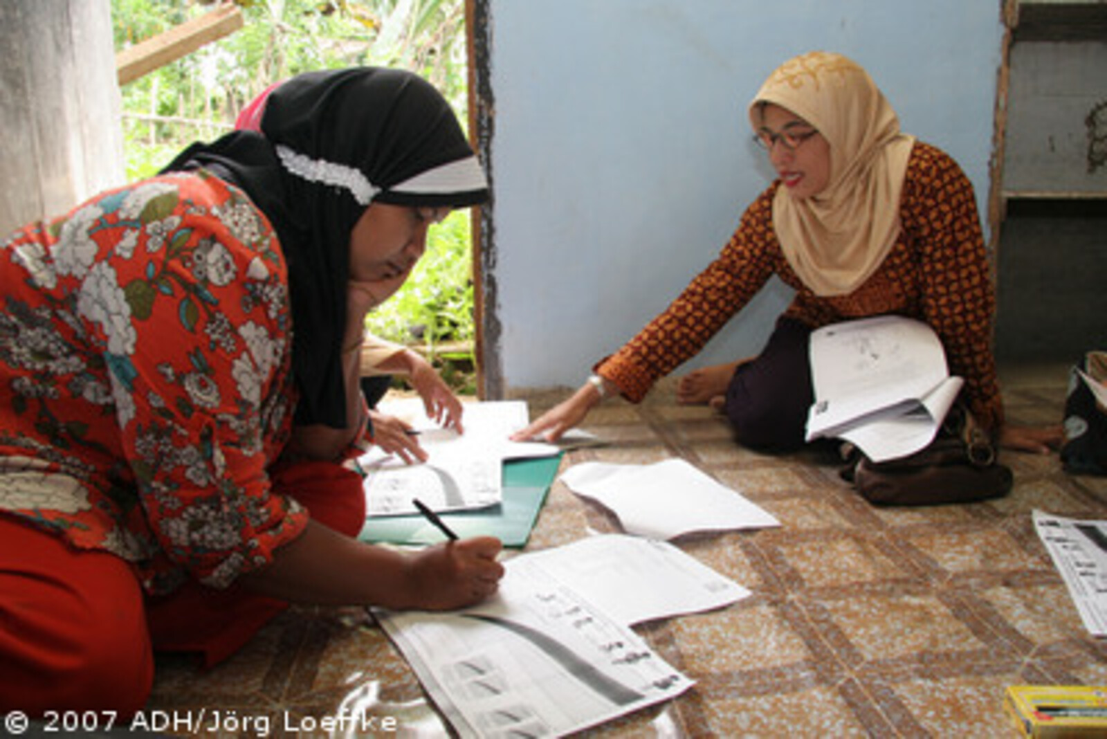 Tsunami-Hilfe Indonesien: ehrenamtliche Hebammen bei der Ausbildung in Gampong Leung Buloh