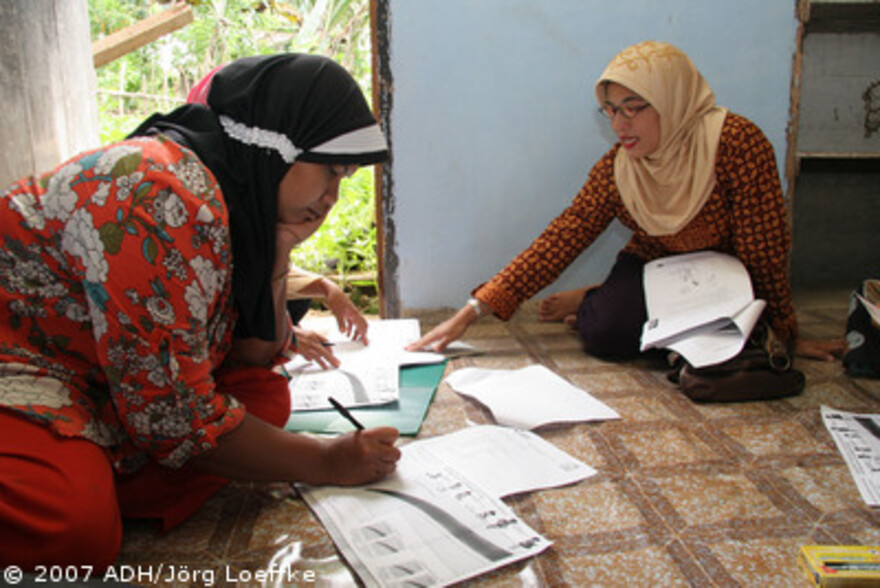 Tsunami-Hilfe Indonesien: ehrenamtliche Hebammen bei der Ausbildung in Gampong Leung Buloh