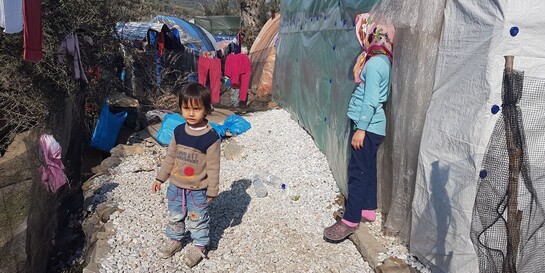 Eine Mutter mit ihrem kleinen Sohn im Flüchtlingscamp Moira auf der Insel Lesbos