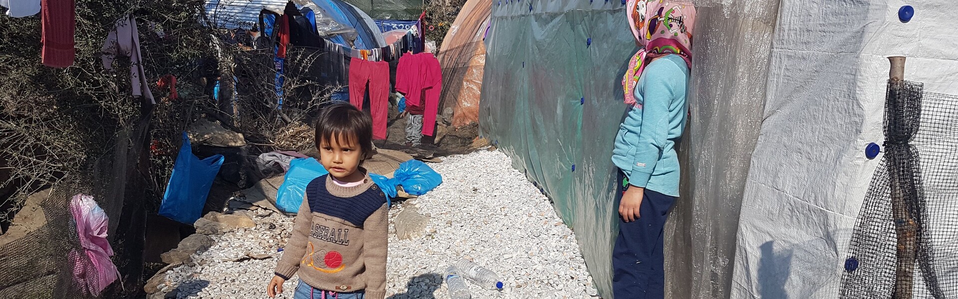 Eine Mutter mit ihrem kleinen Sohn im Flüchtlingscamp Moira auf der Insel Lesbos