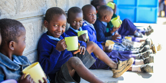 Kinder in einer Schule in Kenia mit Nahrung