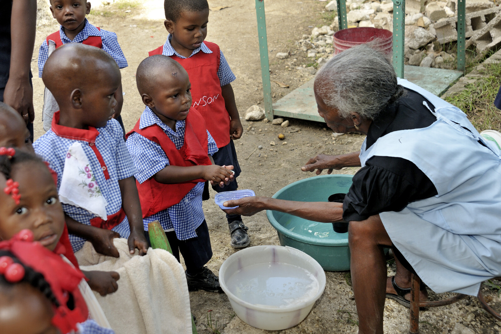 Schon die Jüngsten müssen wissen, wie man sich die Hände wäscht. Denn gerade nach schweren Katastrophen breiten sich Krankheiten und Seuchen schnell aus.