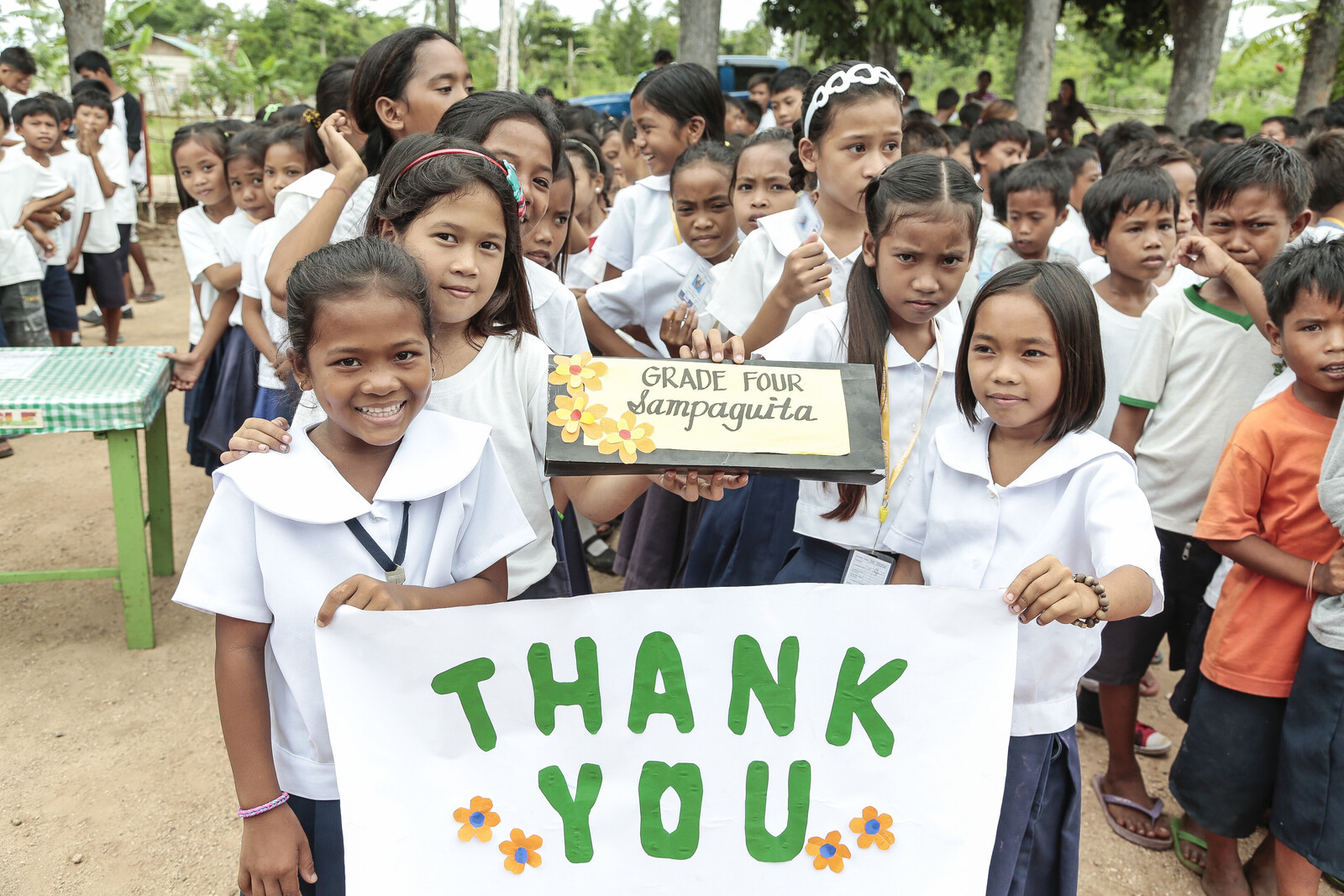 Philippinische Kinder zeigen ihre Dankbarkeit