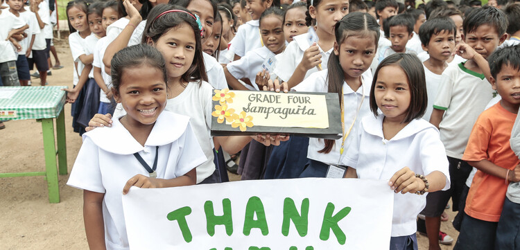 Philippinische Kinder zeigen ihre Dankbarkeit Philippinische Kinder zeigen ihre Dankbarkeit