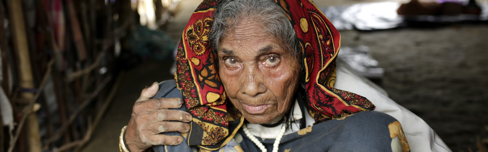 Rohingya: Eine ältere Frau sitzt im Camp.