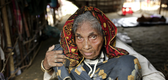 Rohingya: Eine ältere Frau sitzt im Camp.