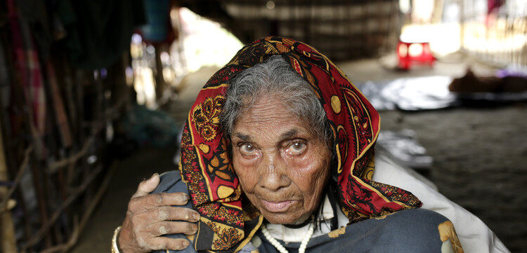 Rohingya: Eine ältere Frau sitzt im Camp. Rohingya: Eine ältere Frau sitzt im Camp.