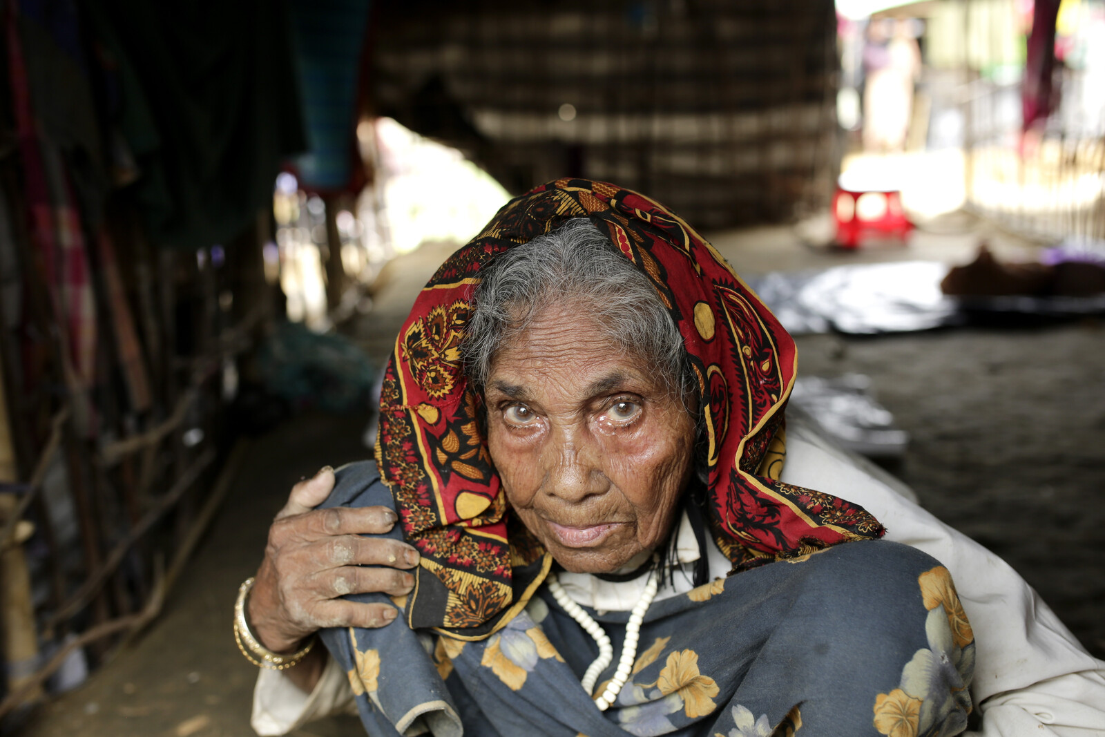 Rohingya: Eine ältere Frau sitzt im Camp.