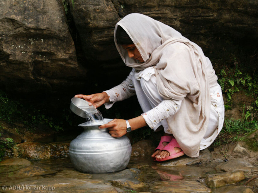 Frau mit Wasserschale