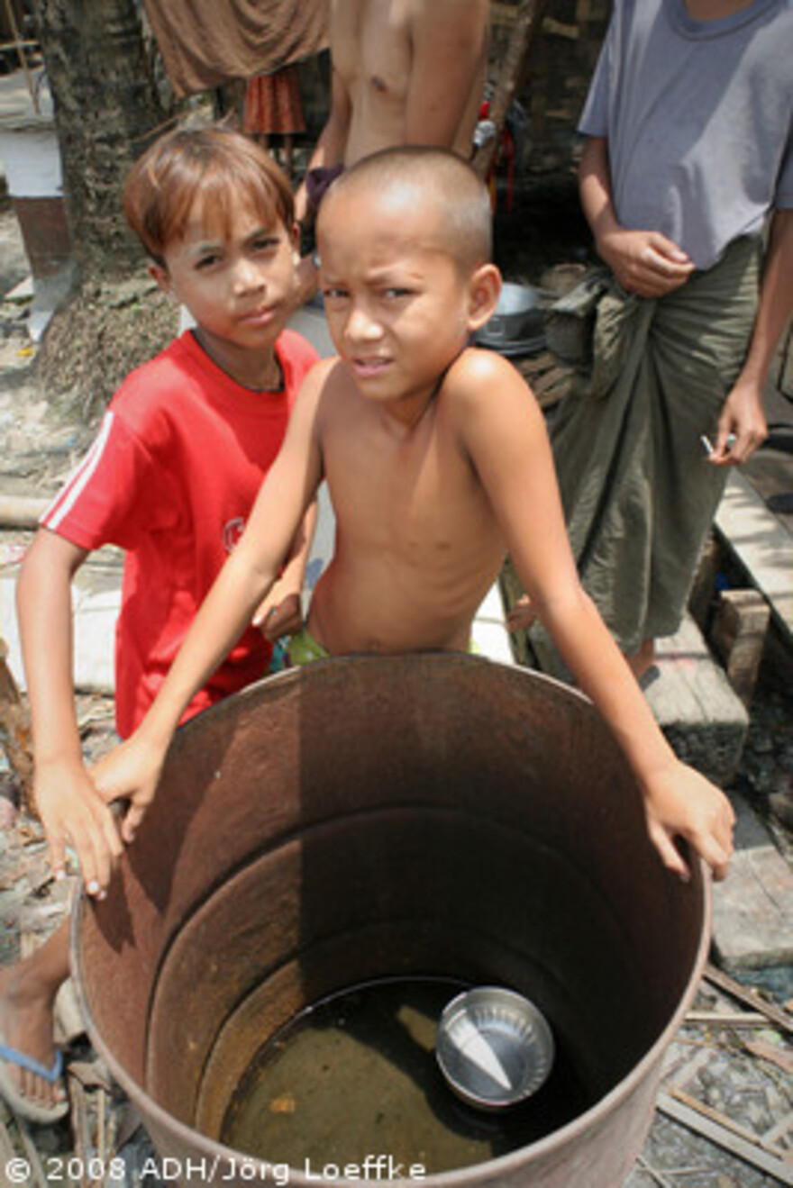 Zyklon in Birma: Jungen mit Wassertonne