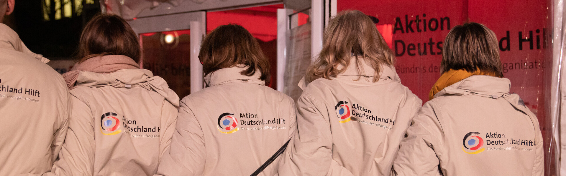 Rückenansicht von Mitarbeitenden von Aktion Deutschland Hilft