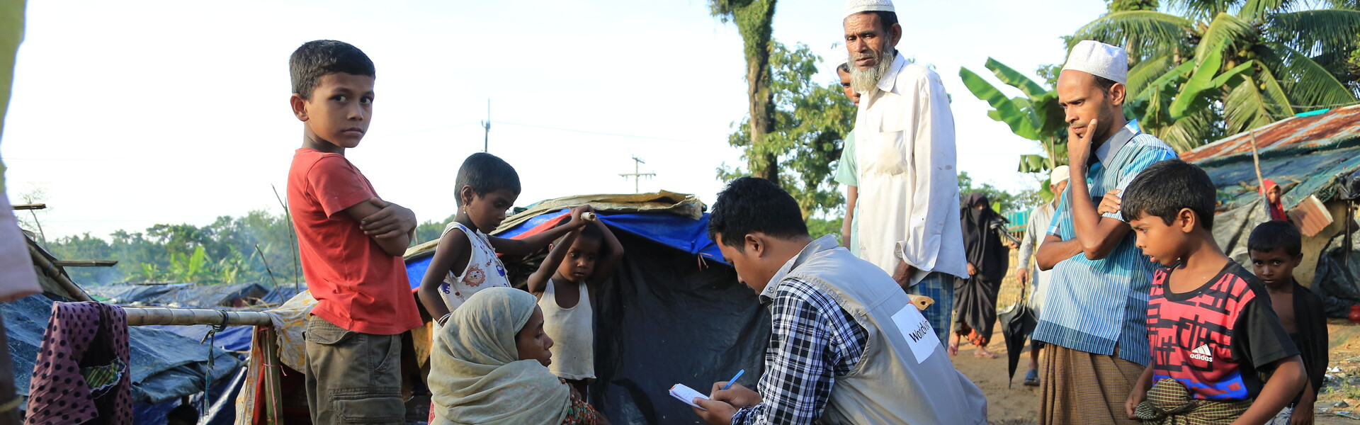 Angekommen in Bangladesch, berichten die vertriebenen Menschen Helfern unserer Bündnismitglieder von ihren Erlebnissen.