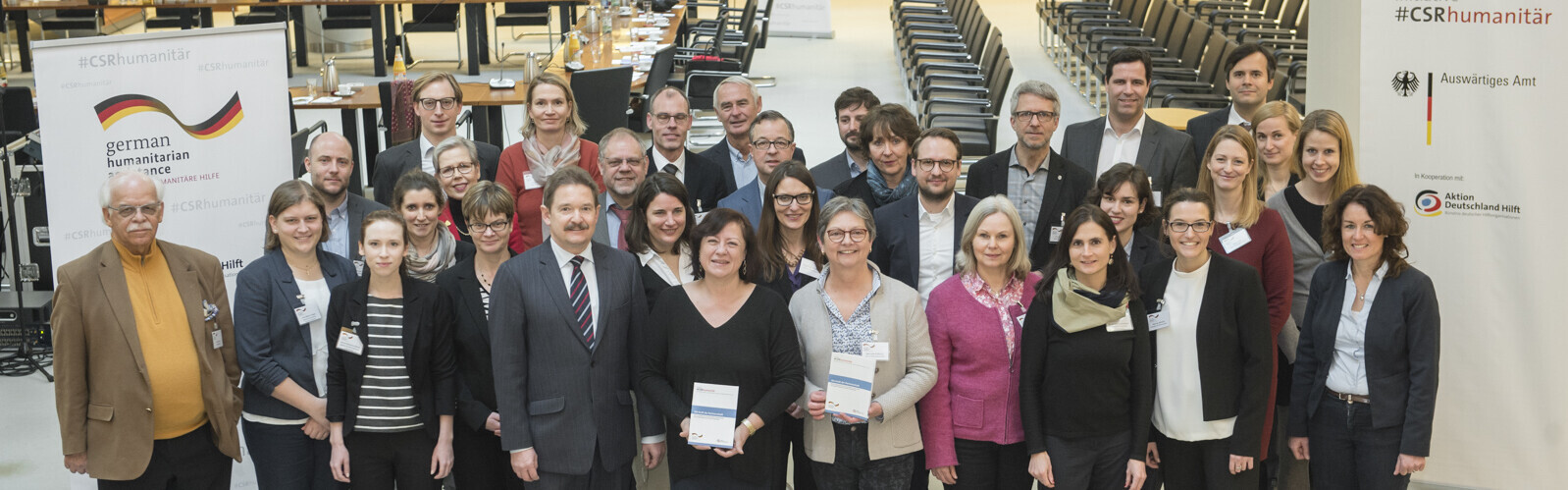 Vertreter aus dem humanitären Sektor, der Wirtschaft und öffentlichen Institutionen präsentieren den Werte-Leitfaden, ein Ergebnis der Initiative #CSRhumanitär. 