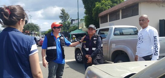 Nach dem schweren Erdbeben in Ecuador sind Bergungsteams, Feuerwehr und Polizei rund um die Uhr im Einsatz.