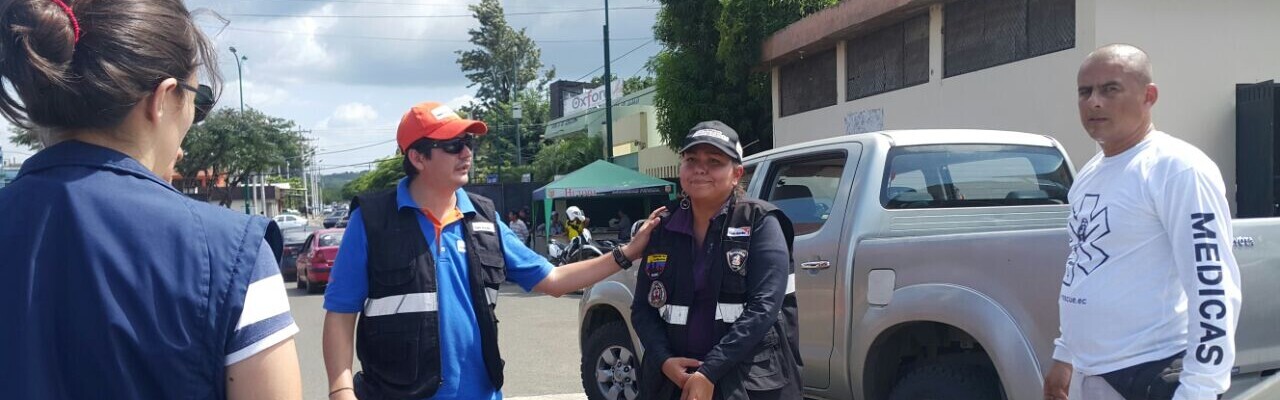 Nach dem schweren Erdbeben in Ecuador sind Bergungsteams, Feuerwehr und Polizei rund um die Uhr im Einsatz.