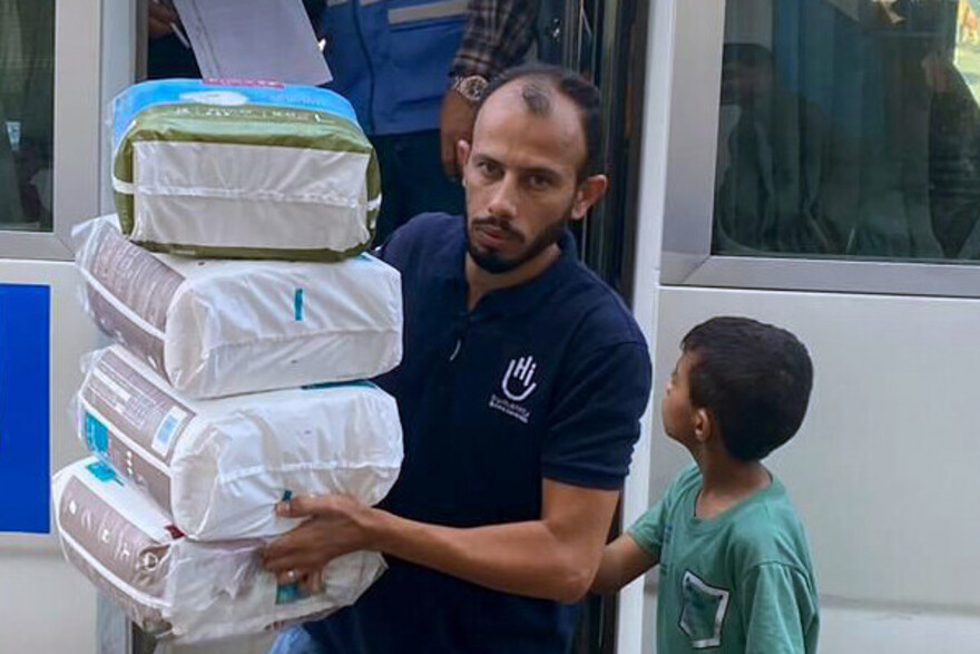 Helfer von Handicap International verteilt Hilfsgüter im Gazastreifen Helfer von Handicap International verteilt Hilfsgüter im Gazastreifen