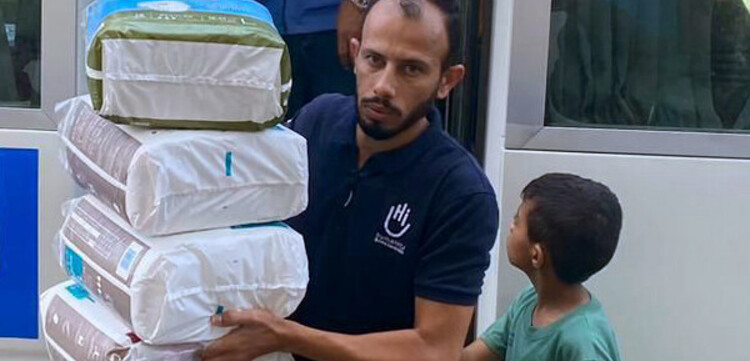 Helfer von Handicap International verteilt Hilfsgüter im Gazastreifen Helfer von Handicap International verteilt Hilfsgüter im Gazastreifen