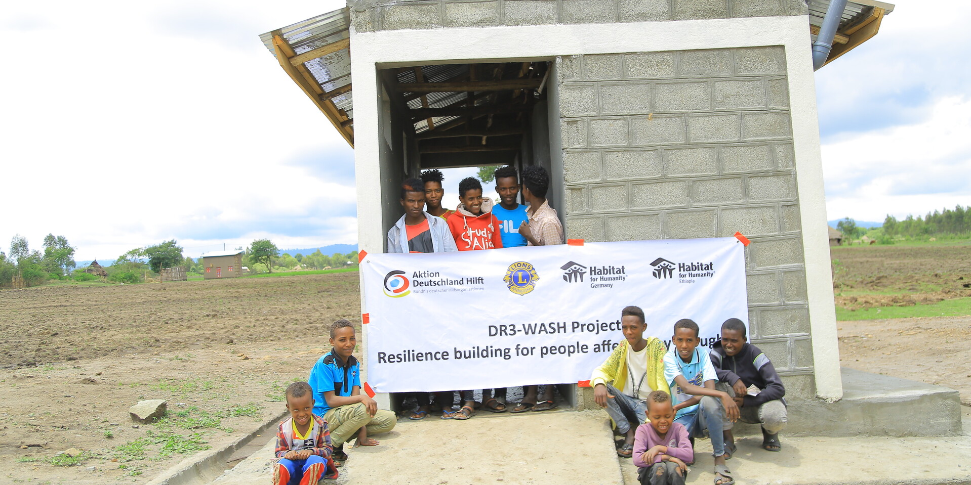Bündnisorganisation Habitat for Humanity baut neben Wasserstellen auch Latrinen für Jungen und Mädchen Bündnisorganisation Habitat for Humanity baut neben Wasserstellen auch Latrinen für Jungen und Mädchen