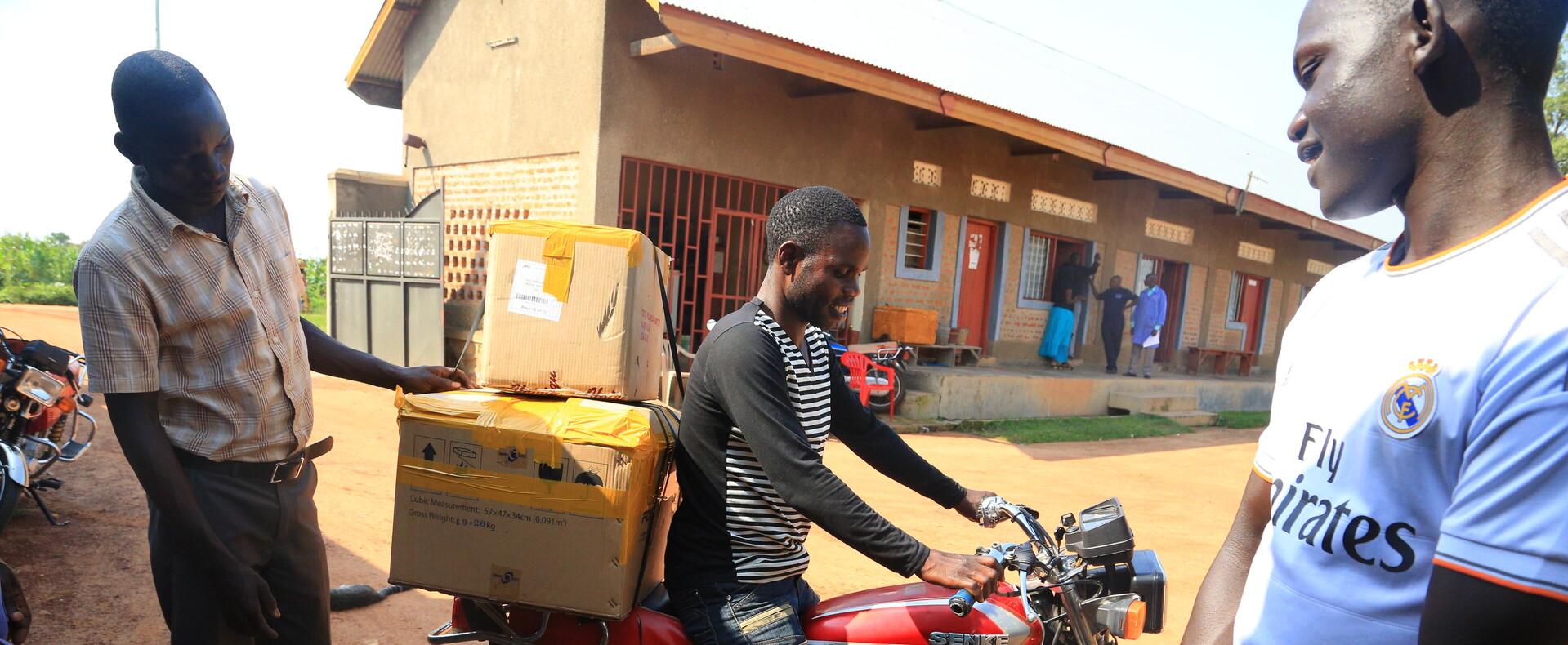 Medikamente werden mit dem Motorrad in der DR Kongo transportiert Medikamente werden mit dem Motorrad in der DR Kongo transportiert