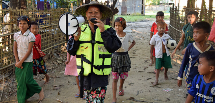 In Myanmar werden Dorfbewohner mit einem Megafon vor Katastrophen gewarnt