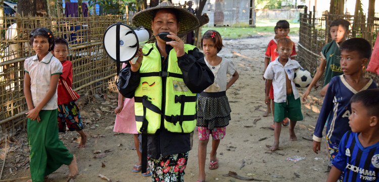 In Myanmar werden Dorfbewohner mit einem Megafon vor Katastrophen gewarnt In Myanmar werden Dorfbewohner mit einem Megafon vor Katastrophen gewarnt