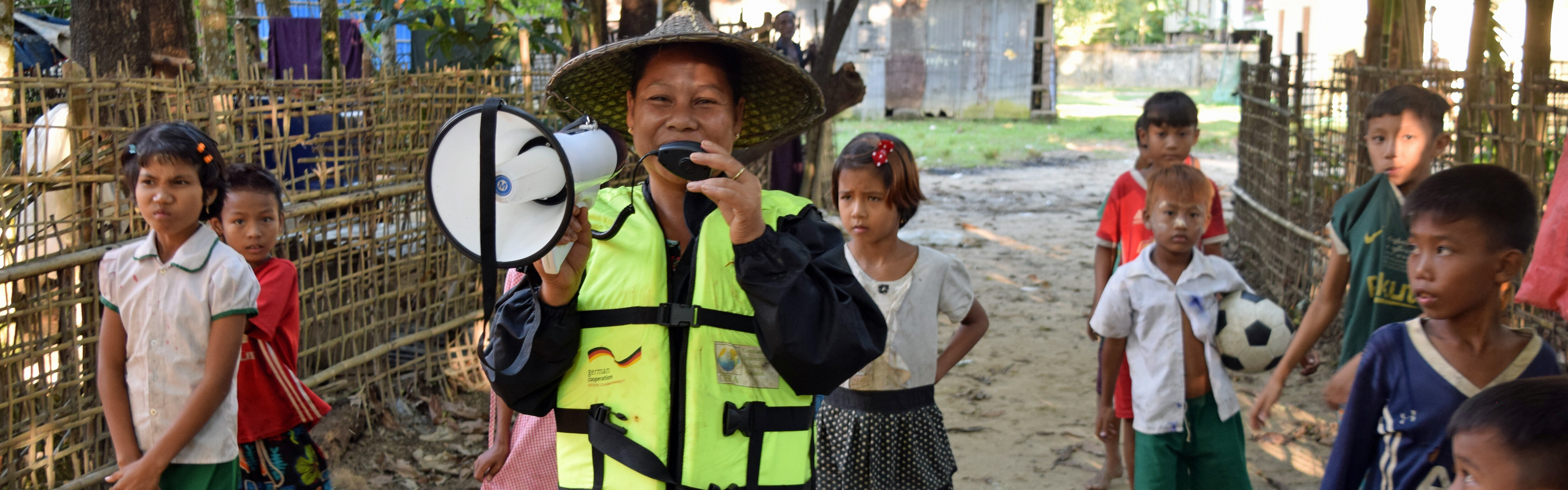 In Myanmar werden Dorfbewohner mit einem Megafon vor Katastrophen gewarnt